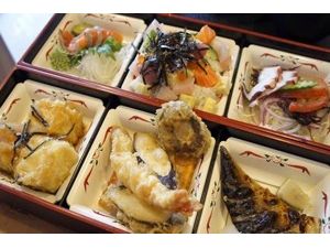 日式料理–三彩重箱-