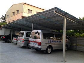 良好擺放復康巴士的車庫-臺南市私立聖祐護理之家
