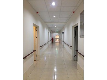 寬廣明亮的走廊-臺南市私立聖祐護理之家