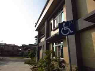 設有無障礙停車場