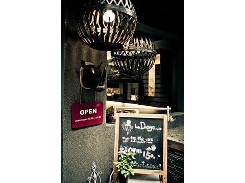 咖啡館門口的犀牛燈-