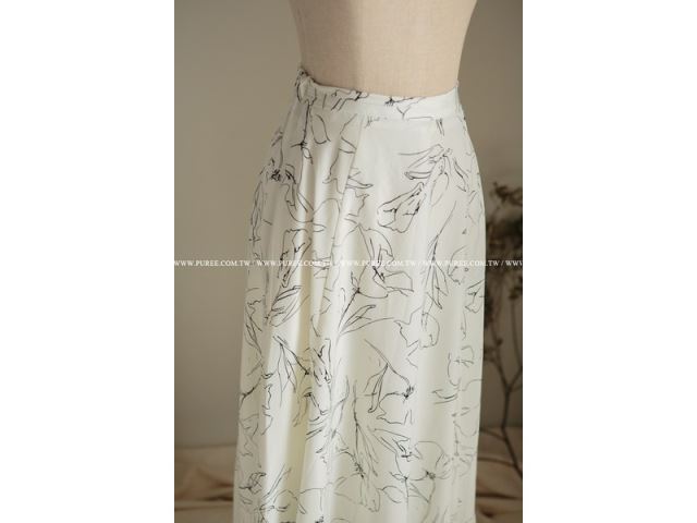 後腰彈性白色修飾的A字垂墜式長裙-Puree(好心情國際事業有限公司 )