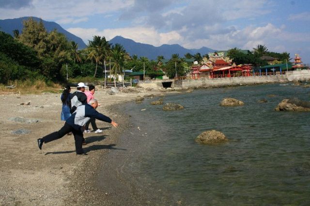 白石牛民宿餵魚區-