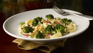 奶油起司鮮蔬寬麵 FETTUCCINE ALFREDO WITH BROCCOLI 蛋奶素