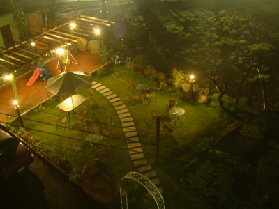 俯瞰夜晚的薇拉花園-