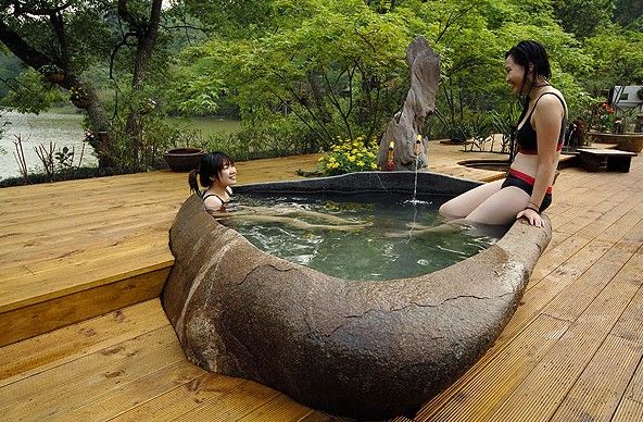 巨石泡湯池-