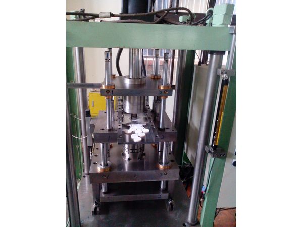 油壓式粉末成型機( Hydraulic  powder metallurgic forming machines )-