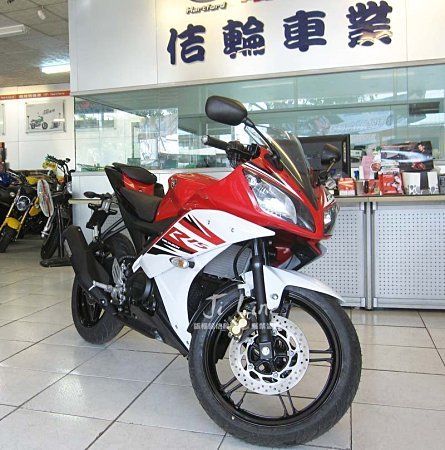 YAMAHA R15-