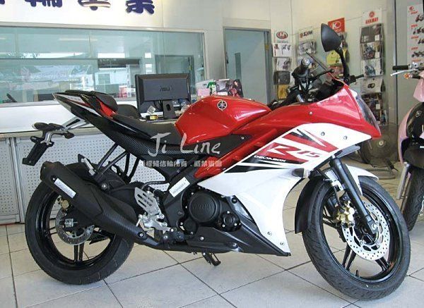 YAMAHA R15-