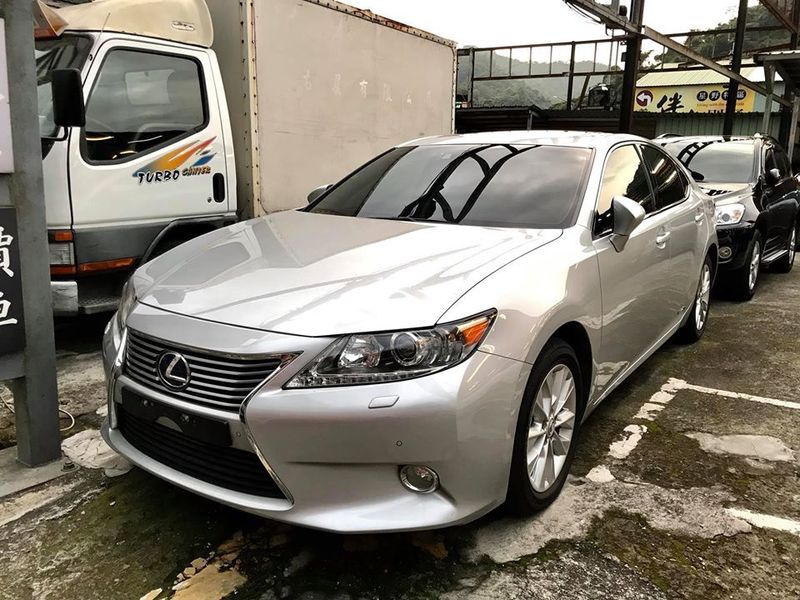 Lexus ES300h-