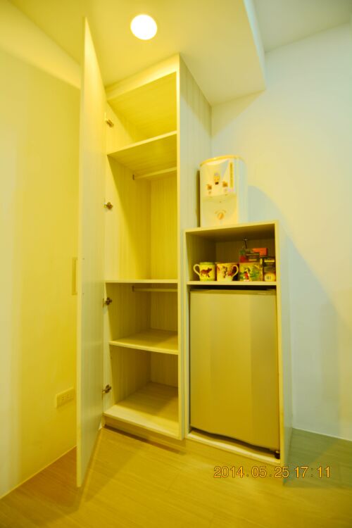 竹科套房–收納櫃及冰箱-