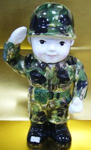 迷彩敬禮娃娃存錢筒-軍用裝備–匯通軍警用品