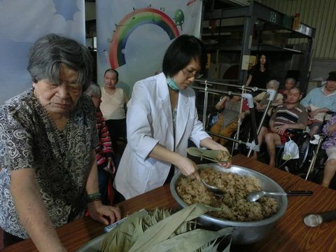 歡喜包粽慶端午-財團法人宜蘭縣私立宏仁老人長期照顧中心(養護型)