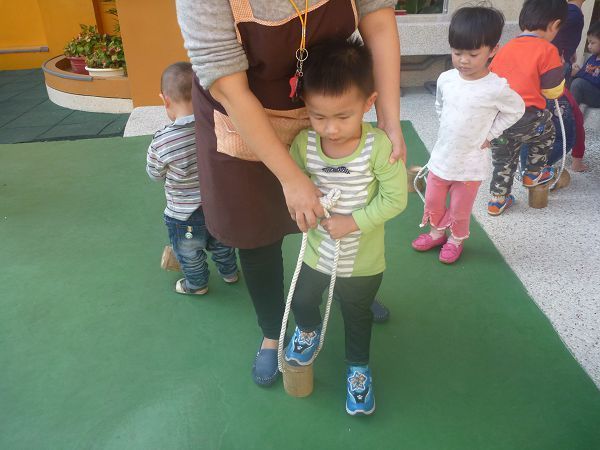 踩高蹺-臺中市私立摩根幼兒園