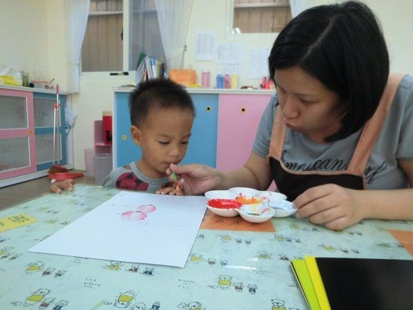 吹泡畫-臺中市私立摩根幼兒園