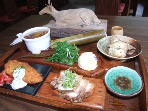 太魯閣族風味餐–山月風情套餐