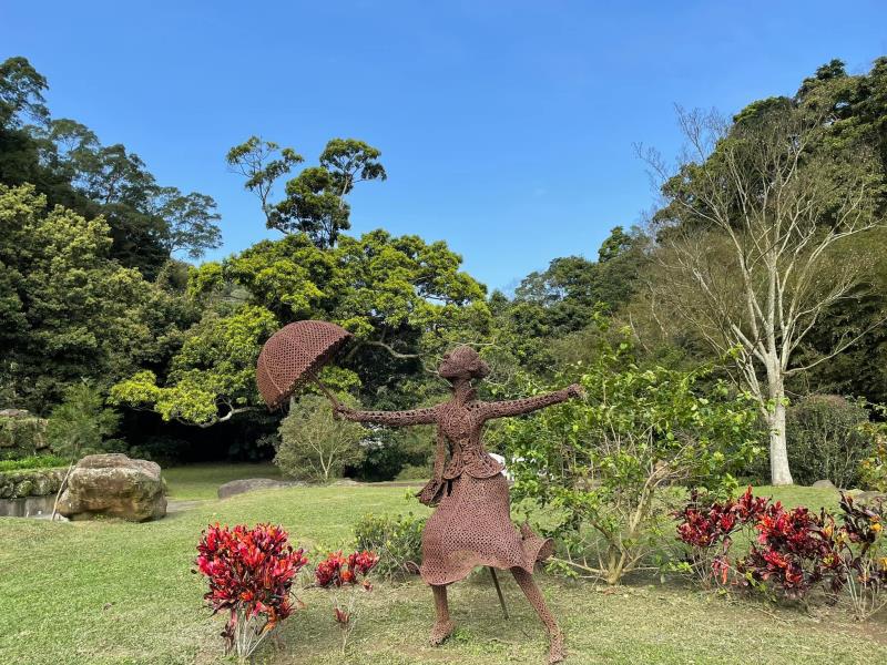 銅製的拿傘女孩雕塑，是每位客人必拍的藝術品。